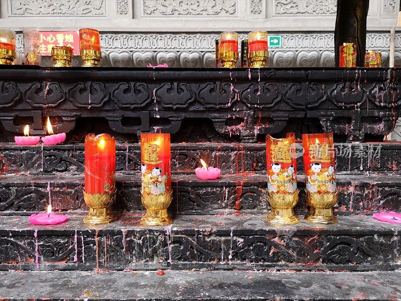 中国重庆罗汉寺点燃的蜡烛