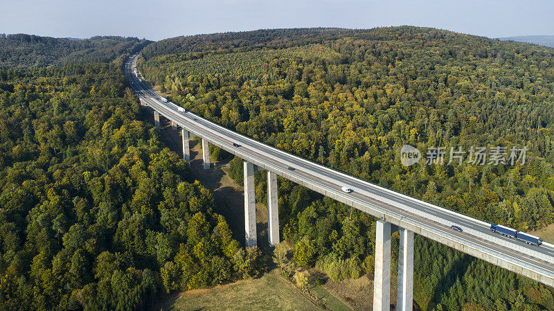 公路桥穿过林地-鸟瞰图