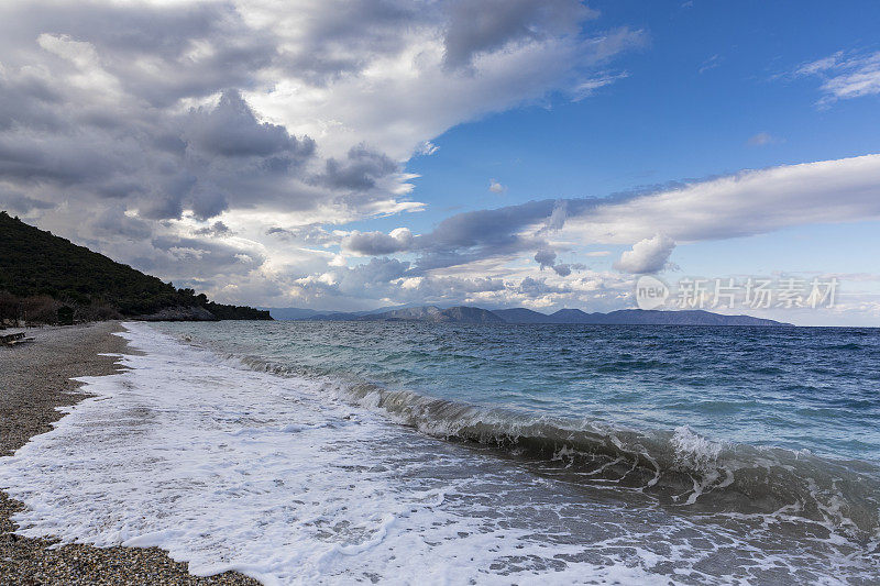 海滩和波涛汹涌的大海，多风的天气