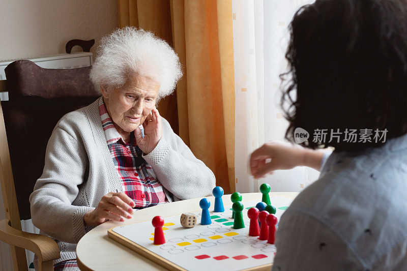 老女人和护工玩卢多游戏