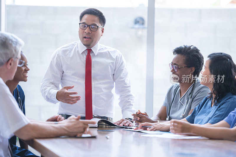 一位打着领带的男士出席医生会议