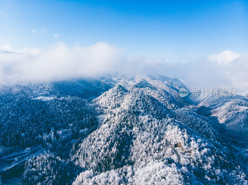 空中的山上覆盖着积雪