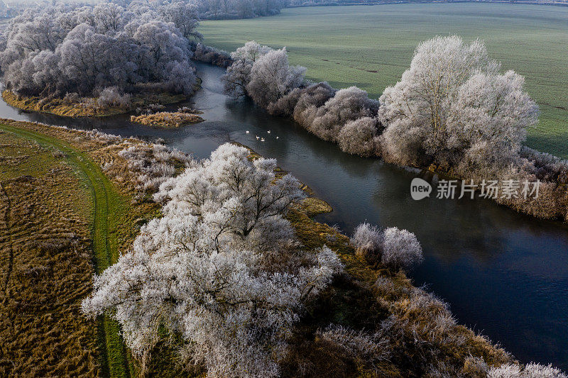 冬季河流鸟瞰图