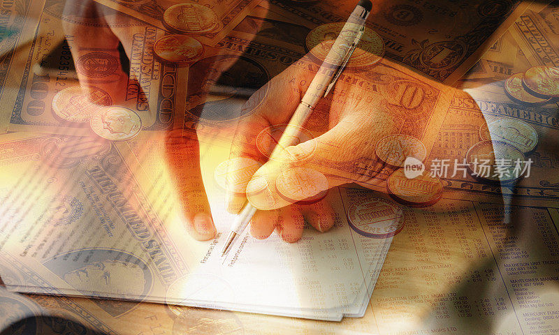 用钞票和硬币签协议的商人手笔背景和手笔签名双重曝光