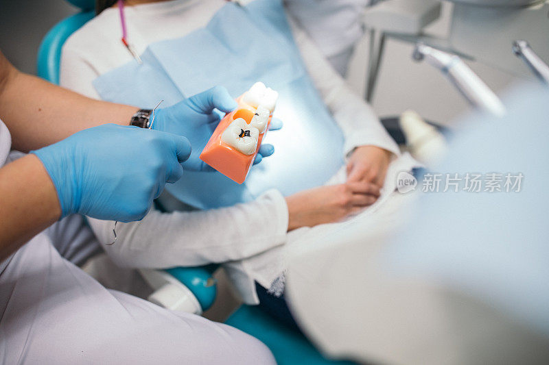 牙医向病人展示牙齿问题