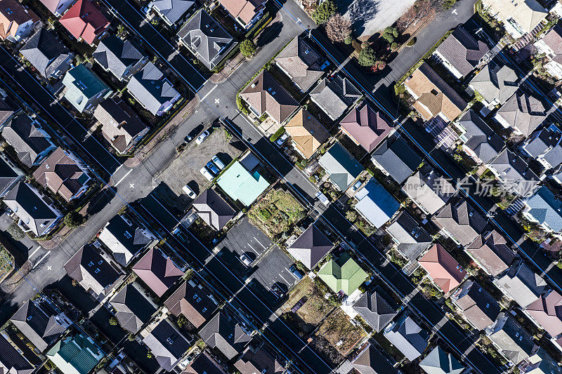 住宅区有漂亮的五颜六色的屋顶