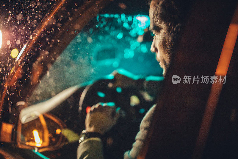一个男人在一个雨夜开车