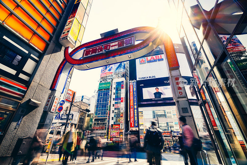 日本东京新宿购物区，人群模糊的移动