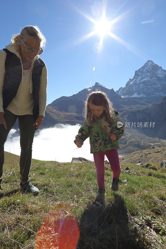 年轻的女孩和妇女探索山区草地