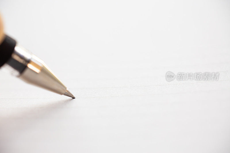 手写信在白纸背景，一支笔，近距离微距拍摄，选择性聚焦，文具概念