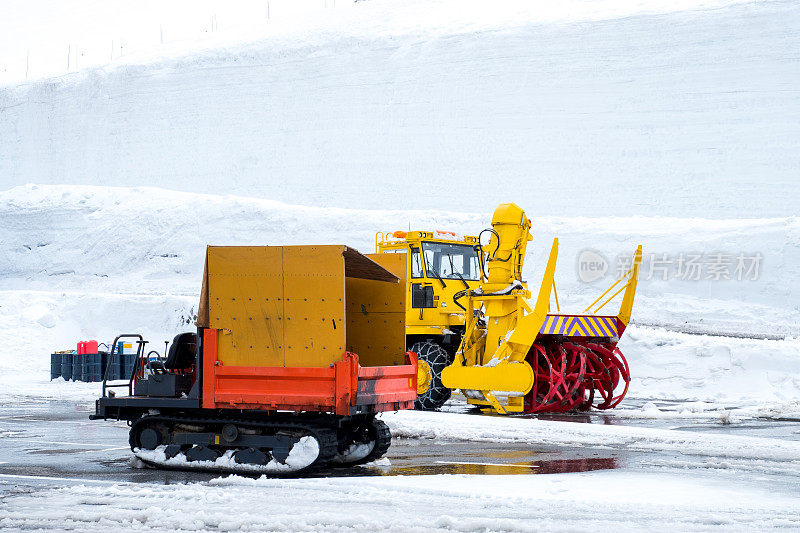 日本除雪车，两车为除雪车，铲雪车，行走在清雪墙，打山黑衣高山路线日本阿尔卑斯山，日本黄色除雪车。