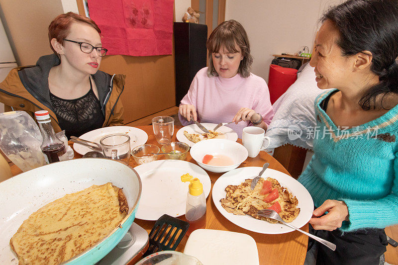 和朋友一起做煎饼