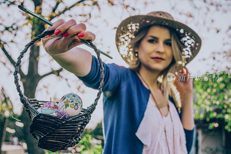 年轻女子在做剪纸复活节彩蛋