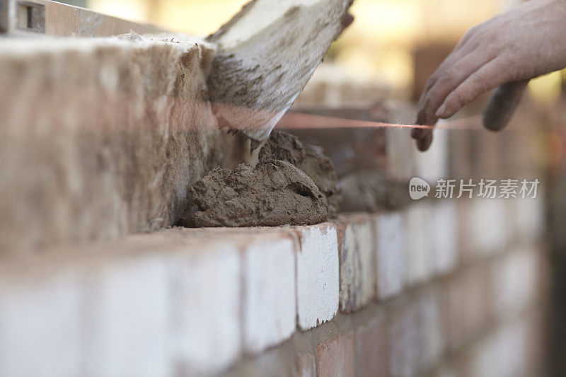 砖匠用再生砖建造新的扩建部分