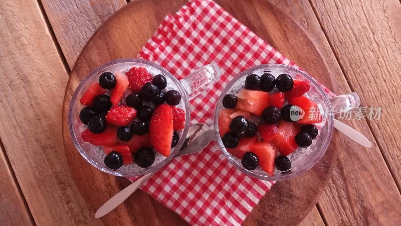 加草莓和秋莓的奇亚布丁