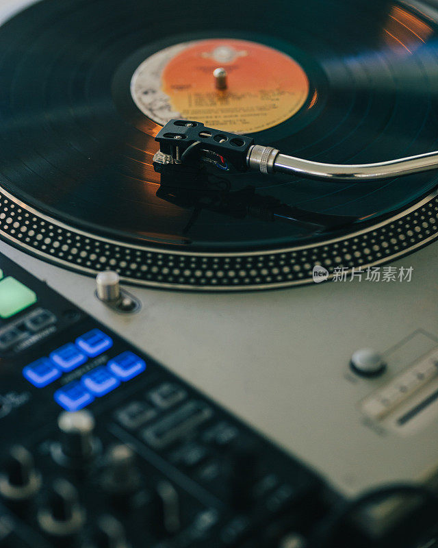 老式的DJ桌子和黑胶唱片