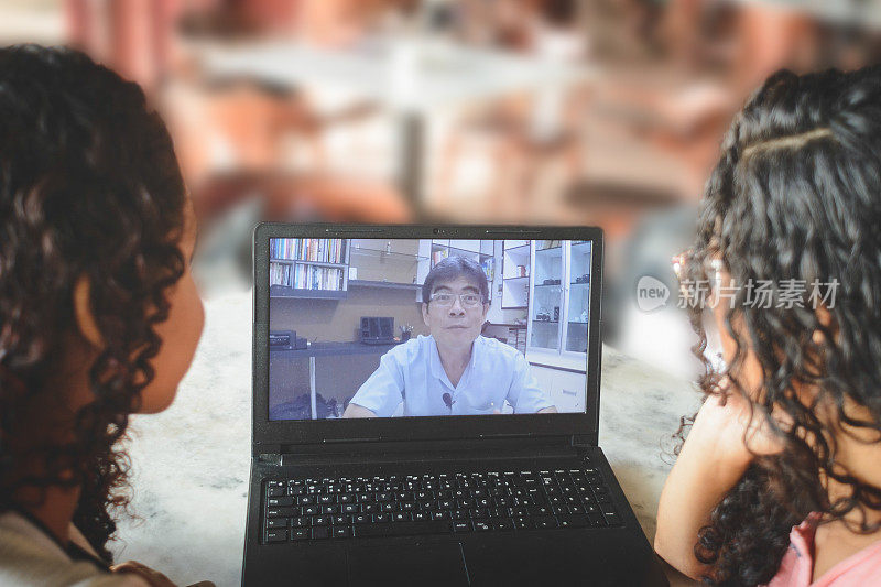 两个年轻的巴西女人用笔记本电脑和顾问视频会议