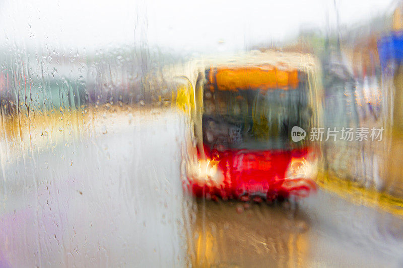 公共汽车雨天