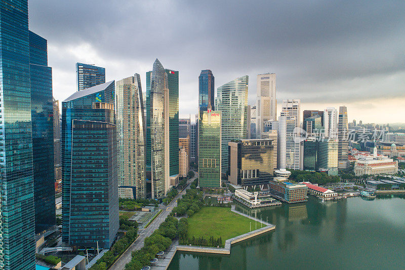 鸟瞰图新加坡天际线和滨海湾全景，码头是新加坡的经济中心，这里有新加坡中心的所有建筑