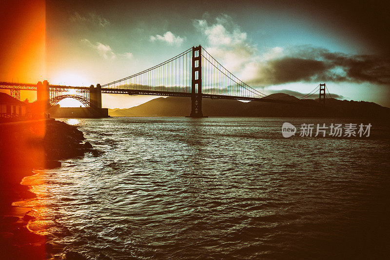 日落时的旧金山金门大桥