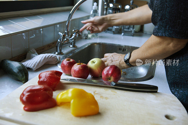 用蔬菜做饭的女人