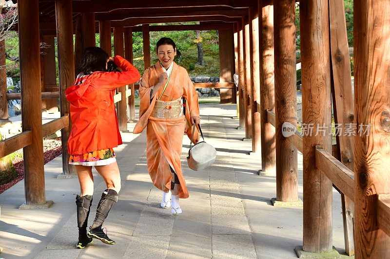 穿着和服的日本女人在京都东福寺蹦蹦跳跳