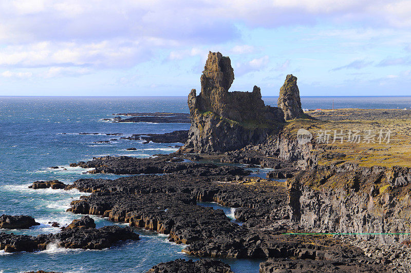 冰岛西部Snaefellsnes半岛南海岸的海岸线和Londrangar玄武岩悬崖上的岩石和熔岩形成。