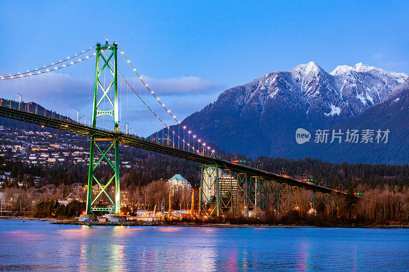 狮子门桥和松鸡山景在黄昏