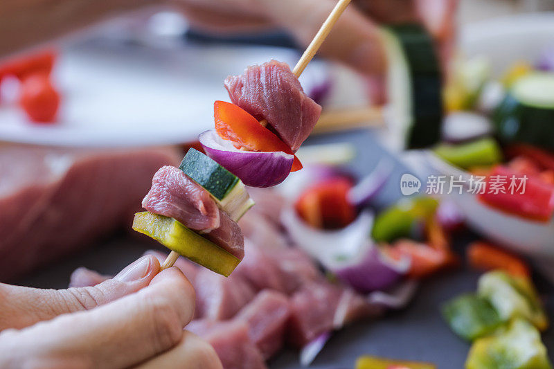 希腊肉排配蔬菜，特写