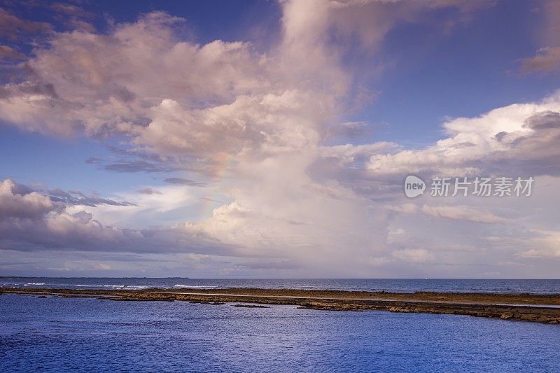 日落时分，巴西东北部巴伊亚的彩虹热带海滩――塞古罗港