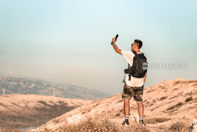 年轻的旅行者用手机自拍