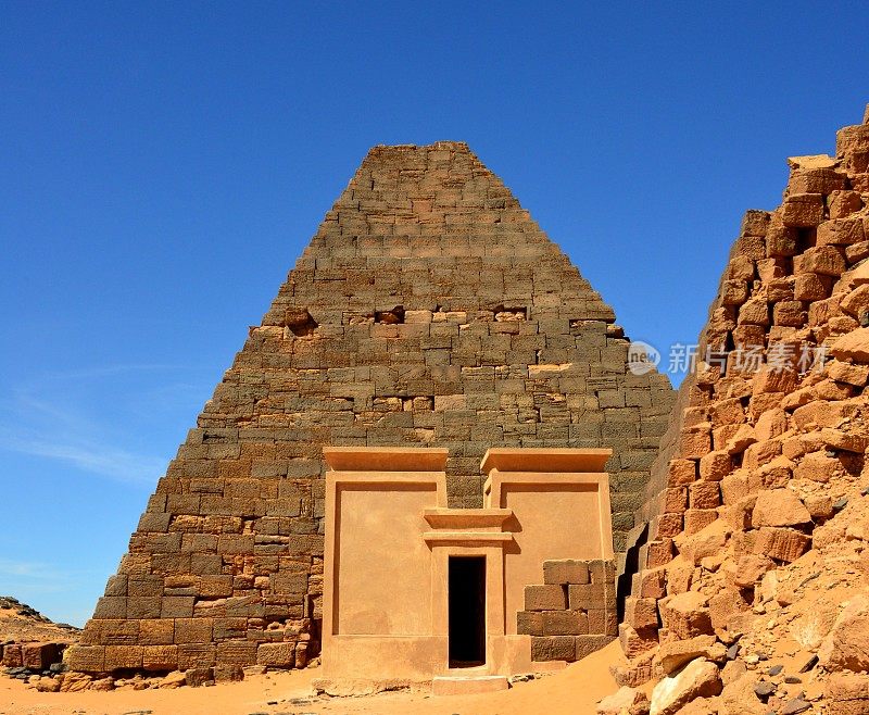 梅罗金字塔-阿卡马尼国王墓和阿曼尼洛国王金字塔破碎的石柱-南墓地-撒哈拉沙漠中的努比亚坟墓-联合国教科文组织世界遗产，苏丹贝格拉维亚