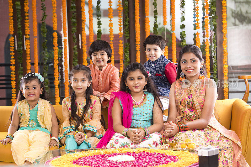 男孩和女孩在庆祝传统的印度节日