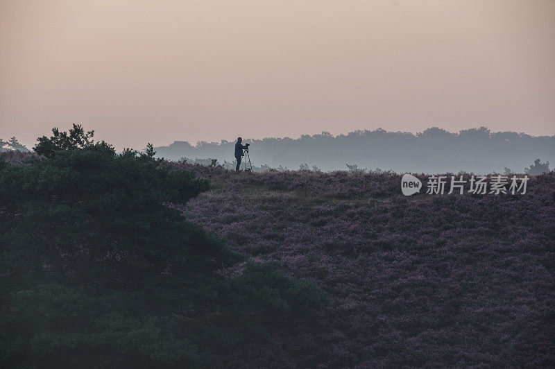 拍摄雾蒙蒙的西斯日出