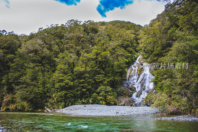 扇尾巴瀑布在山的抱负国家公园，南岛，新西兰
