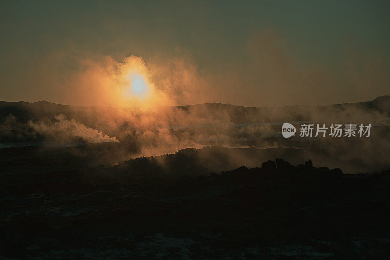 Hverarond地热区域。嘶嘶的蒸汽喷口