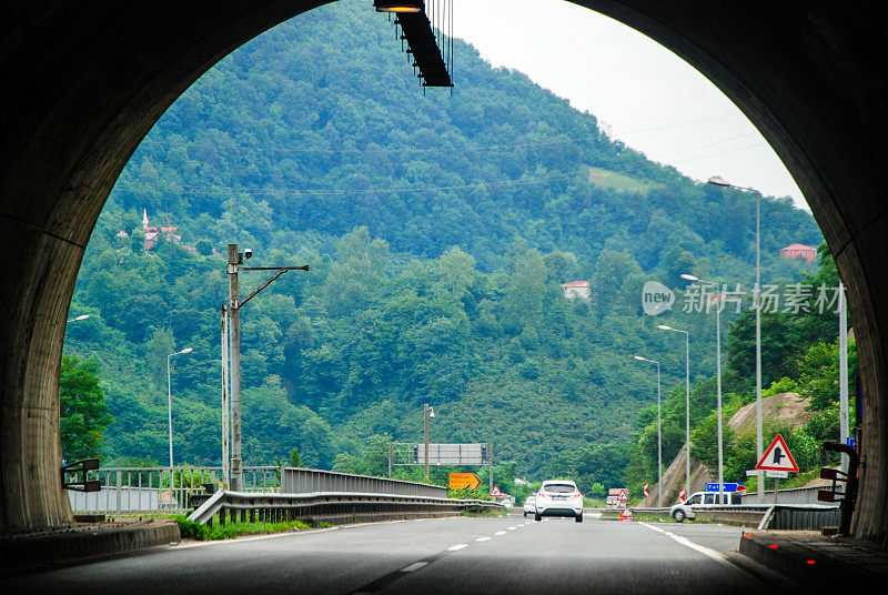 隧道、道路、山