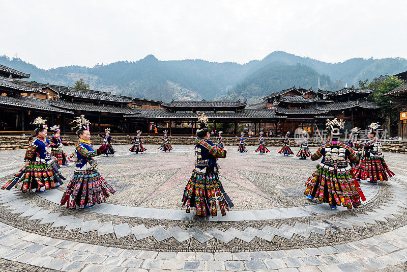 西江千户苗族村(千户苗族村)的中国苗族妇女穿着传统服装，在露天歌剧院里跳舞。