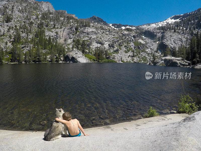 孩子和家长背包旅行，徒步进入加州的太浩湖的荒野