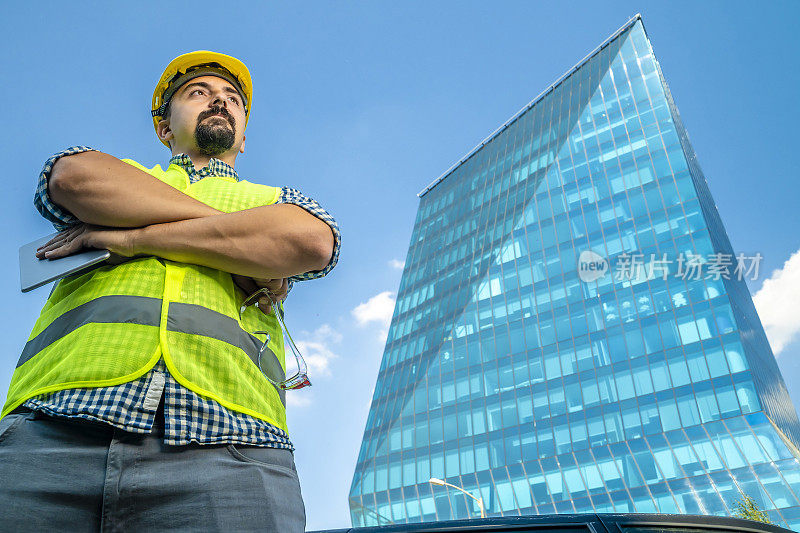 建筑工程师或建筑师与数字平板电脑