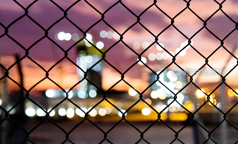 铁丝栅栏在黄昏的城市里