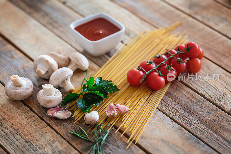 意大利面配蘑菇、樱桃番茄、大蒜、番茄酱和香草