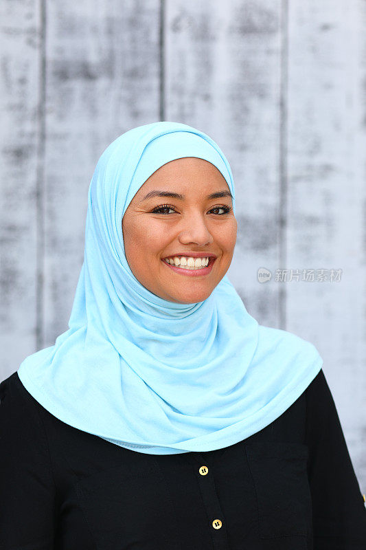 中东妇女蓝色头巾微笑垂直