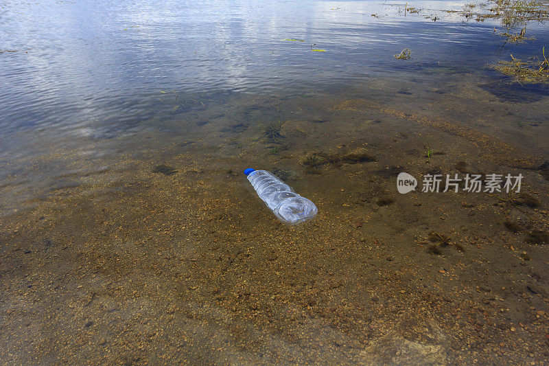 塑料瓶在水里