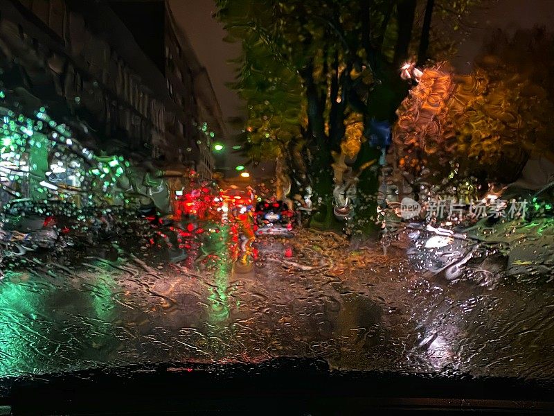 在下雨的夜里开车