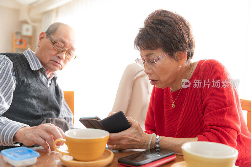 老年夫妇学习使用智能手机