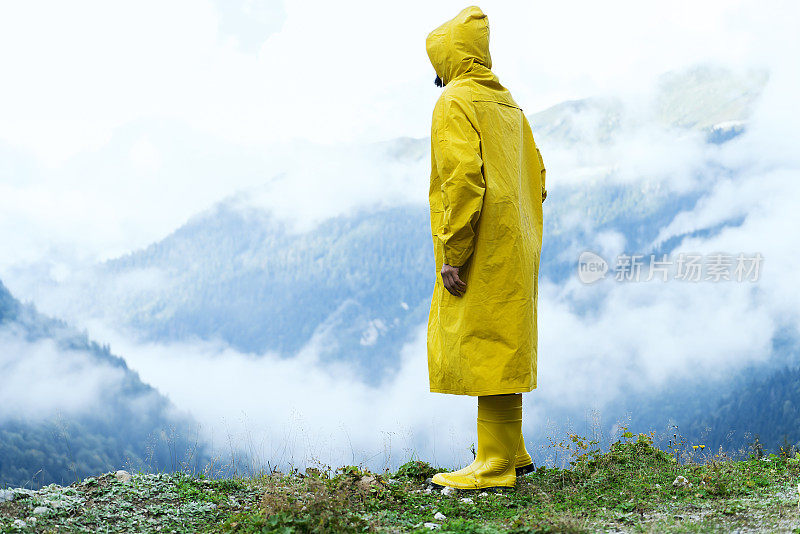 黄色雨衣的人