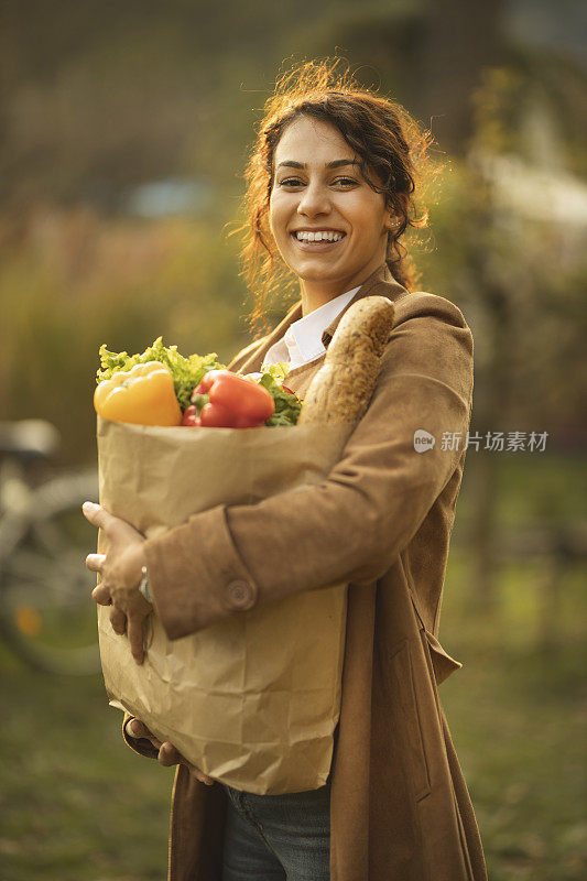 拿着装满杂货的纸袋的女人