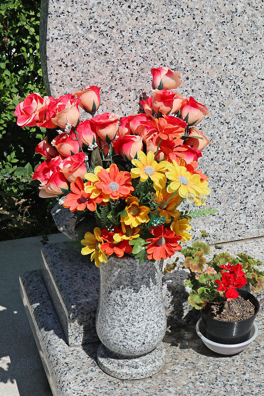 墓碑上花瓶里的花