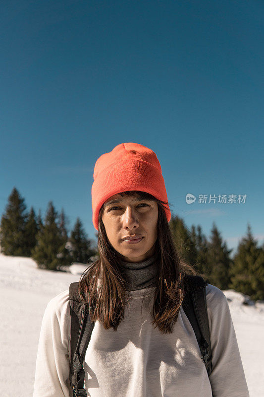 一个女子滑雪者在滑雪坡上的肖像